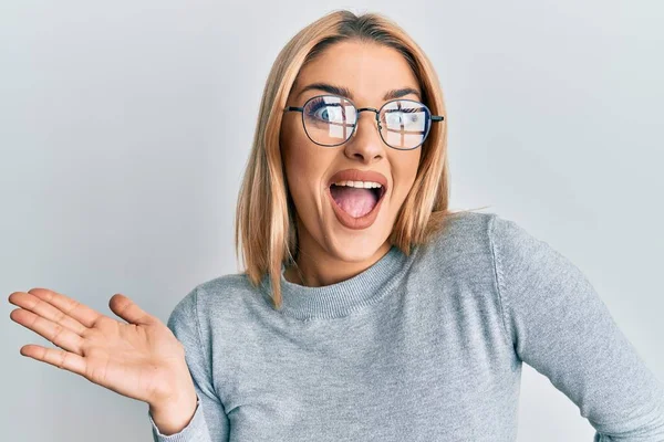 Jonge Kaukasische Vrouw Dragen Casual Kleding Bril Vieren Prestatie Met — Stockfoto