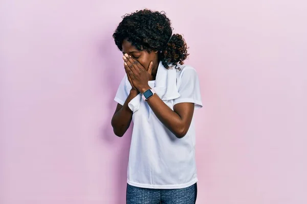 Jonge Afro Amerikaanse Vrouw Draagt Sportkleding Handdoek Met Een Droevige — Stockfoto