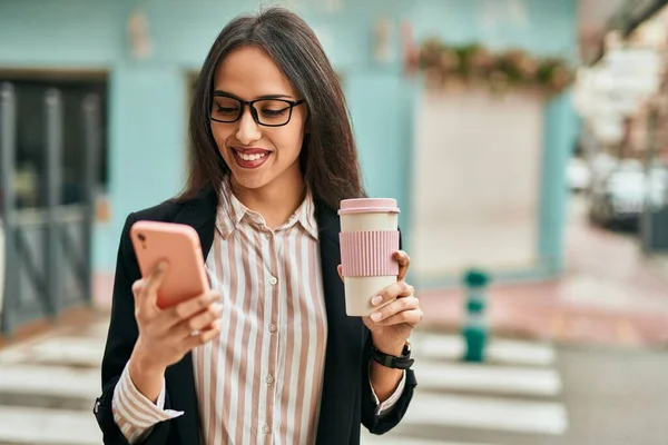 Jovem Empresária Hispânica Usando Smartphone Bebendo Café Cidade — Fotografia de Stock