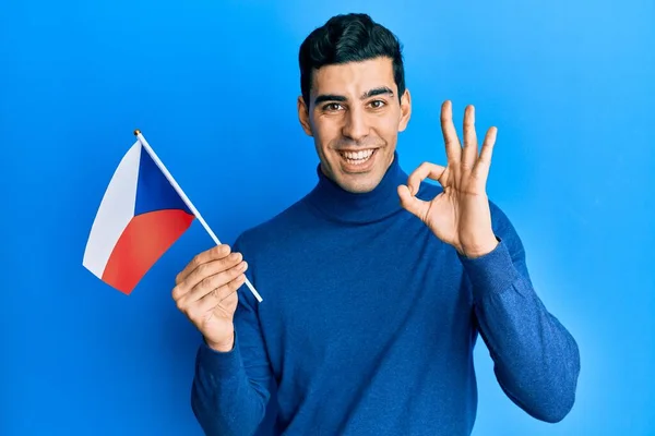 Bonito Hispânico Homem Segurando Bandeira República Checa Fazendo Sinal Com — Fotografia de Stock