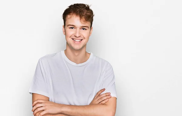 Młody Biały Mężczyzna Białej Koszuli Uśmiechnięty Skrzyżowanymi Ramionami Patrzący Kamerę — Zdjęcie stockowe