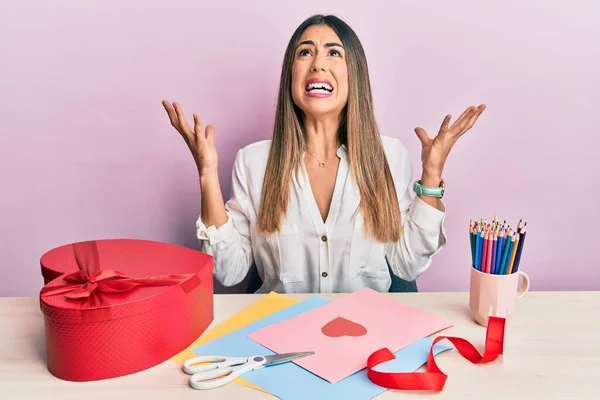 Mujer Hispana Joven Haciendo Regalo San Valentín Sentada Mesa Loca — Foto de Stock