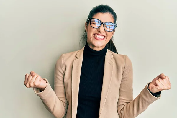 Jonge Spaanse Vrouw Met Een Zakelijke Stijl Een Bril Zeer — Stockfoto