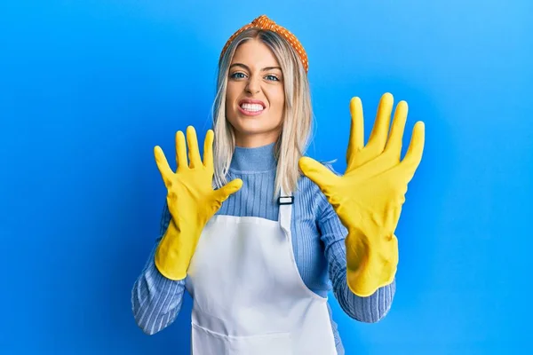 Beautiful Blonde Woman Wearing Cleaner Apron Gloves Afraid Terrified Fear — Stock Photo, Image