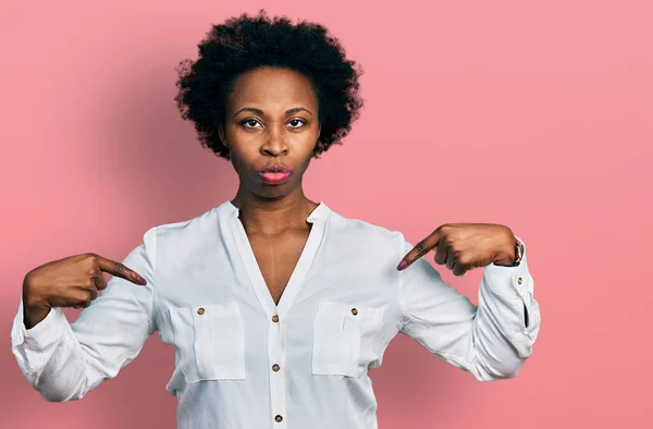 Afroamerykanka Afro Włosy Wskazujące Palcami Siebie Sceptyczny Nerwowy Marszczenie Brwi — Zdjęcie stockowe