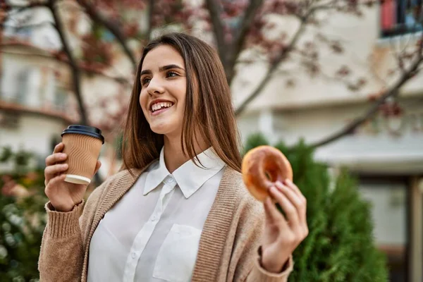 Νεαρή Ισπανίδα Επιχειρηματίας Χαμογελά Ευτυχισμένη Τρώγοντας Πρωινό Στην Πόλη — Φωτογραφία Αρχείου