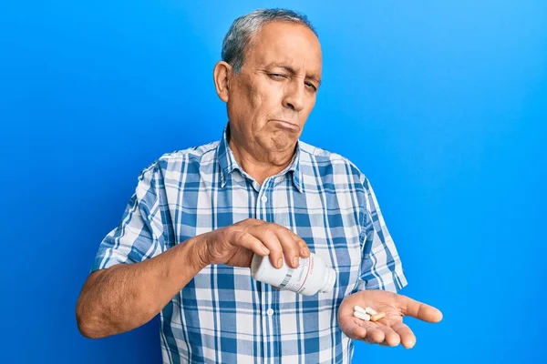 Hombre Hispano Mayor Sosteniendo Pastillas Deprimido Preocupado Por Angustia Llorando — Foto de Stock