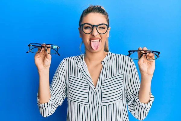 Młody Kaukaski Kobieta Trzyma Okulary Wystający Język Szczęśliwy Zabawny Wyraz — Zdjęcie stockowe