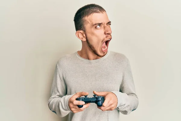 Hispanic Ung Man Spelar Spel Som Håller Controller Arg Och — Stockfoto