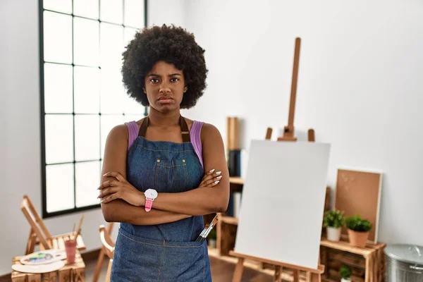 Junge Afrikanisch Amerikanische Frau Mit Afro Haaren Kunststudio Skeptisch Und — Stockfoto