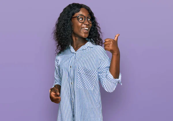 Gyönyörű Afrikai Fiatal Alkalmi Ruhát Szemüveget Visel Mosolyogva Boldog Arccal — Stock Fotó