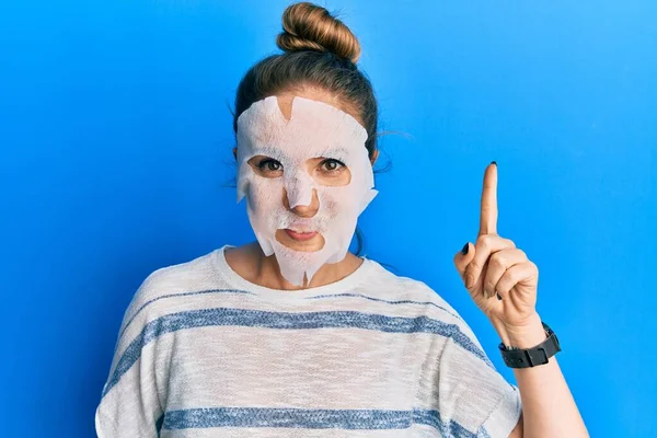 Giovane Donna Bionda Con Maschera Viso Bellezza Sorridente Con Idea — Foto Stock