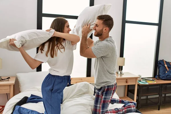 Pasangan Muda Kaukasia Tersenyum Bahagia Bertengkar Dengan Bantal Tempat Tidur — Stok Foto