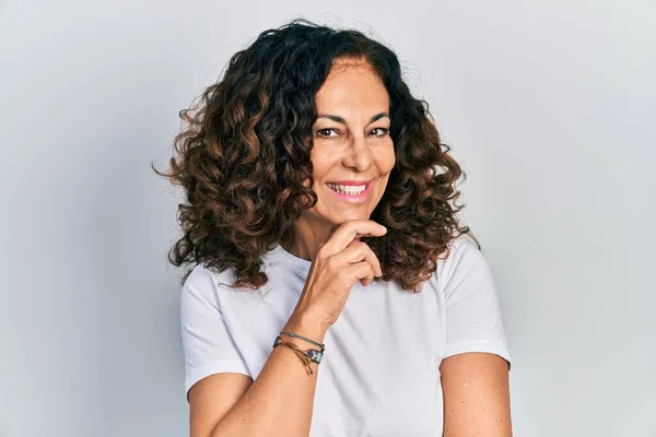 Mujer Hispana Mediana Edad Vistiendo Una Camiseta Blanca Casual Sonriendo —  Fotos de Stock