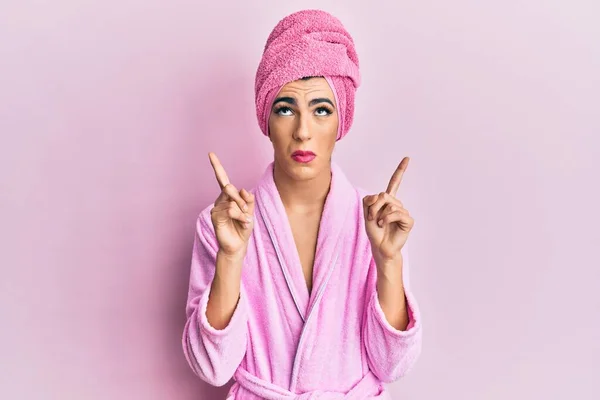 Joven Hombre Usando Mujer Maquillaje Usando Toalla Ducha Cabeza Albornoz — Foto de Stock