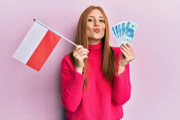 Jonge Ierse Vrouw Met Poland Vlag Zloty Bankbiljetten Kijken Naar — Stockfoto
