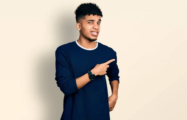 Ung Afrikansk Amerikan Man Bär Casual Kläder Pekar Sidan Orolig — Stockfoto
