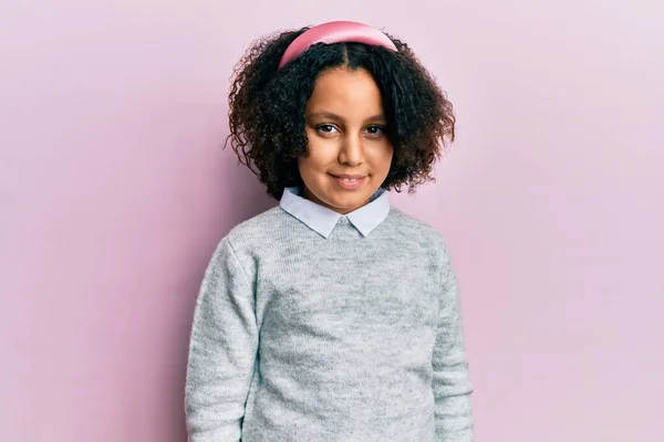 Ung Liten Flicka Med Afro Hår Bär Casual Kläder Ser — Stockfoto