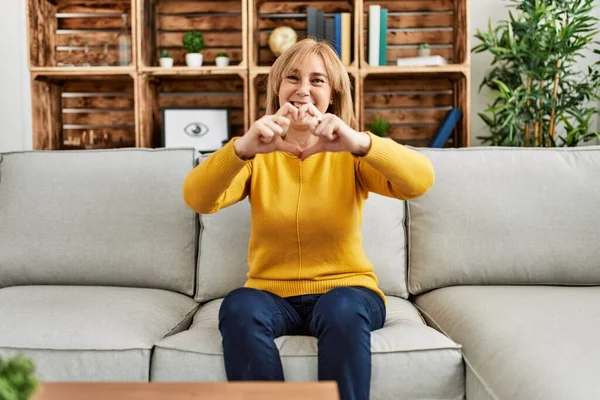 Kaukasische Frau Mittleren Alters Lässiger Kleidung Sitzt Hause Auf Dem — Stockfoto