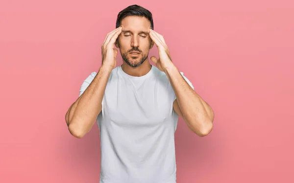 Hombre Guapo Con Barba Que Usa Una Camiseta Blanca Casual —  Fotos de Stock