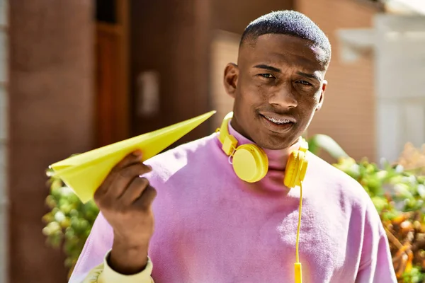 Fiatal Afro Amerikai Férfi Használja Fülhallgató Tartó Papír Repülőgép Városban — Stock Fotó