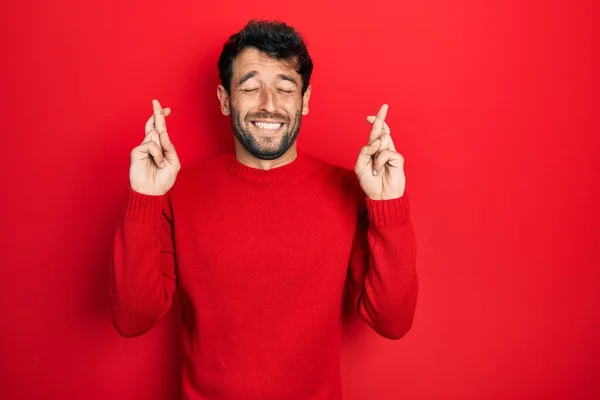 Snygg Man Med Skägg Avslappnad Röd Tröja Gestikulerande Finger Korsade — Stockfoto