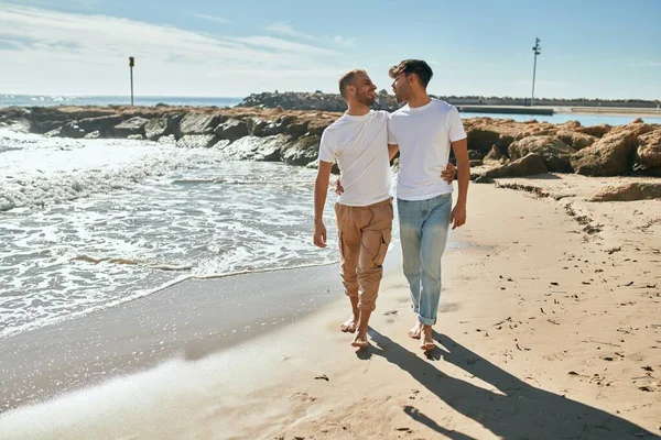 Mladý Gayové Pár Usměvavý Šťastný Chůze Pláži — Stock fotografie