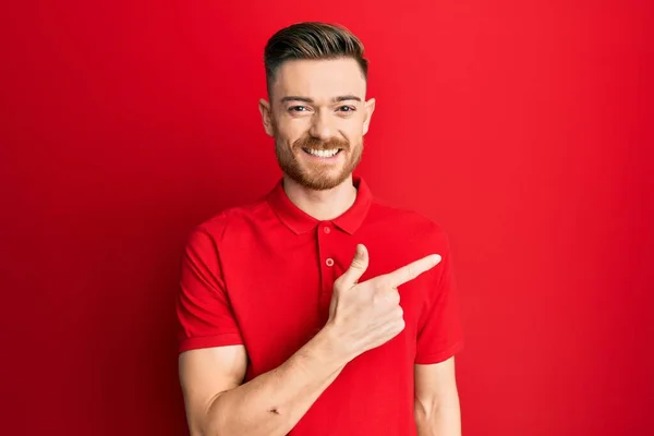 Joven Pelirrojo Vestido Con Ropa Casual Sonriendo Alegre Señalando Con — Foto de Stock