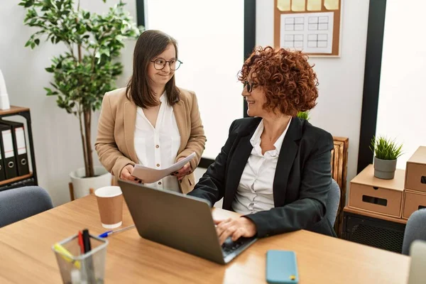 事務所で働く2人の女性のグループ 熟女とダウン症候群の女の子仕事で包括的なチームワーク — ストック写真