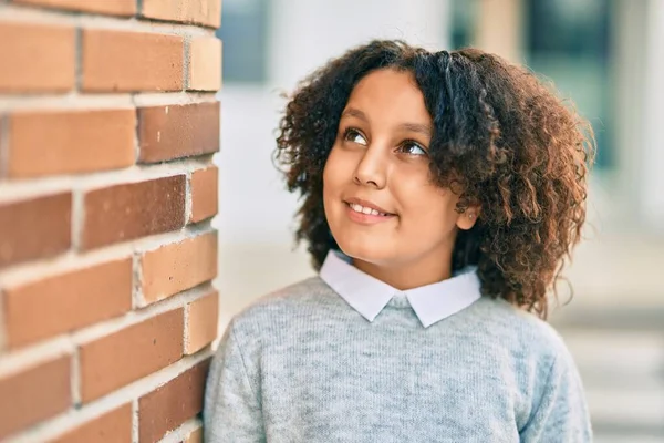 Bedårande Hispanic Student Barn Flicka Ler Glad Stående Vid Staden — Stockfoto