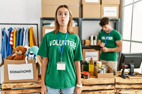 Menina Loira Jovem Vestindo Camiseta Voluntária Carrinho Doação Fazendo Cara — Fotografia de Stock