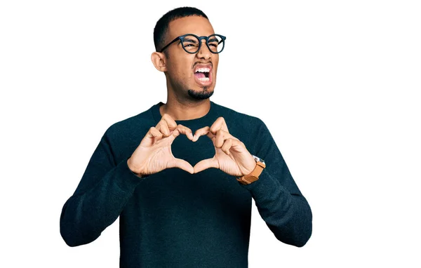 Fiatal Afro Amerikai Férfi Szív Szimbólumot Csinál Dühös Őrült Kezekkel — Stock Fotó