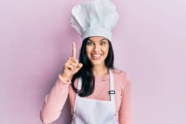 Genç Spanyol Kadın Fırıncı Üniforması Giyiyor Aşçı Şapkası Takıp Başarılı — Stok fotoğraf
