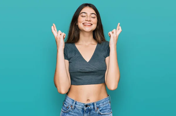 Giovane Bella Ragazza Adolescente Indossa Casual Crop Top Shirt Gesticolando — Foto Stock