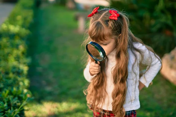 Schattig Blank Kind Meisje Met Behulp Van Loupe Stad — Stockfoto