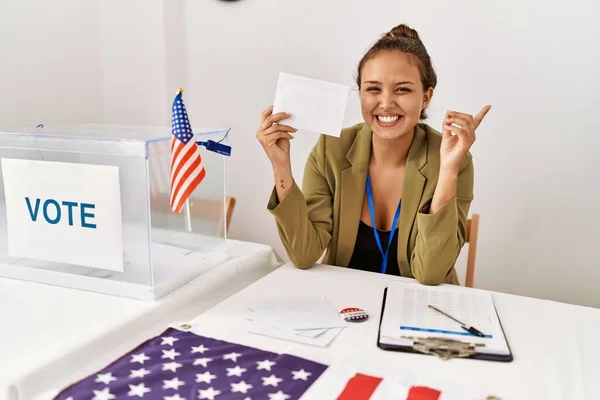 Mulher Hispânica Bonita Segurando Envelope Votação Urna Sorrindo Feliz Apontando — Fotografia de Stock