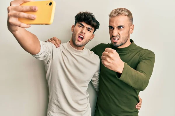 Ομοφυλόφιλο Γκέι Ζευγάρι Στέκεται Μαζί Τραβώντας Μια Φωτογραφία Selfie Smartphone — Φωτογραφία Αρχείου