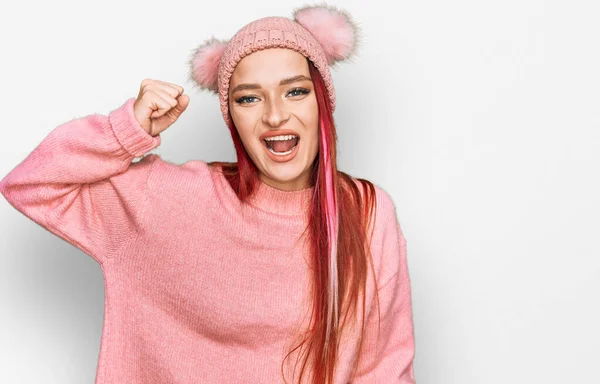 Jeune Femme Caucasienne Portant Des Vêtements Décontractés Bonnet Laine Colère — Photo