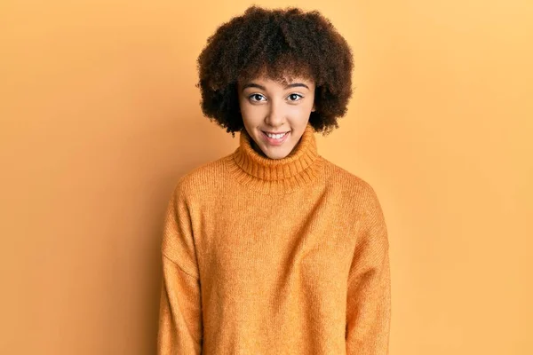 Młoda Latynoska Dziewczyna Wełnianym Zimowym Swetrze Szczęśliwym Chłodnym Uśmiechem Twarzy — Zdjęcie stockowe