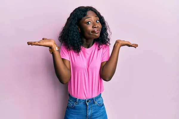 Schöne Afrikanische Junge Frau Lässigem Rosa Shirt Ahnungslos Und Verwirrt — Stockfoto