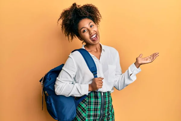 Vacker Afrikansk Amerikansk Kvinna Med Afro Hår Bär Student Ryggsäck — Stockfoto