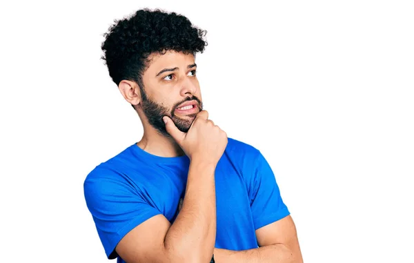 Ung Arabisk Man Med Skägg Bär Casual Blå Shirt Tänker — Stockfoto