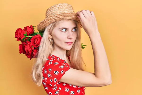Sarışın Güzel Beyaz Bir Kadın Elinde Bir Buket Kırmızı Gülle — Stok fotoğraf
