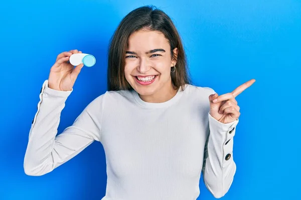 Temas Lenslerini Tutan Genç Beyaz Kız Gülümsüyor Mutlu Bir Şekilde — Stok fotoğraf