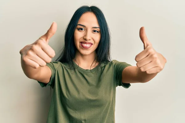 Giovane Ragazza Ispanica Indossa Maglietta Casual Approvazione Facendo Gesto Positivo — Foto Stock