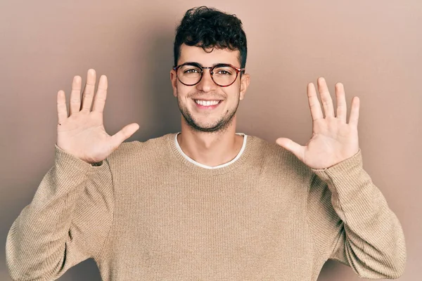 Jeune Homme Hispanique Portant Des Vêtements Décontractés Des Lunettes Montrant — Photo