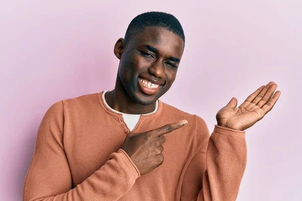 Jovem Afro Americano Vestindo Roupas Casuais Maravilhado Sorrindo Para Câmera — Fotografia de Stock