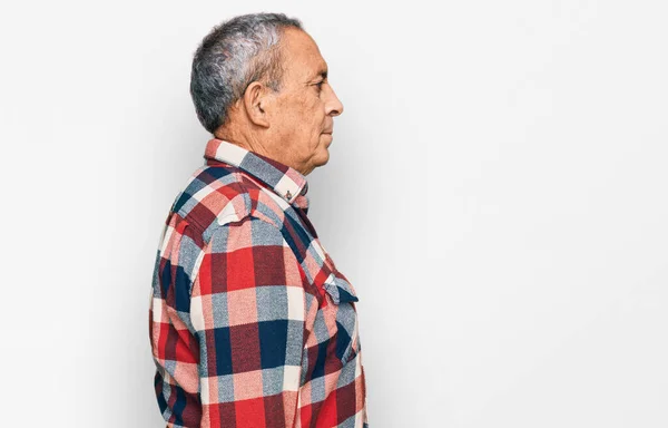 Senior Hispánec Muž Sobě Ležérní Oblečení Hledá Stranu Relaxační Profil — Stock fotografie