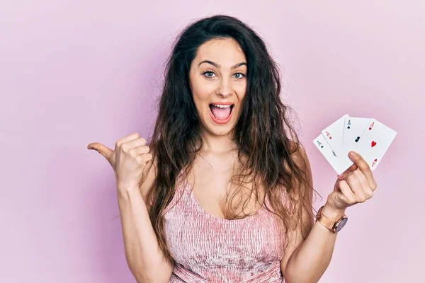Молодая Латиноамериканка Покерными Картами Указывая Пальцем Сторону Улыбаясь Счастливой Открытым — стоковое фото