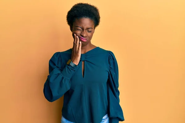 Jong Afrikaans Amerikaans Meisje Draagt Casual Kleding Aanraken Mond Met — Stockfoto